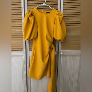 Vestido color amarillo estilo chic mangas abollonadas lazo en la cintura